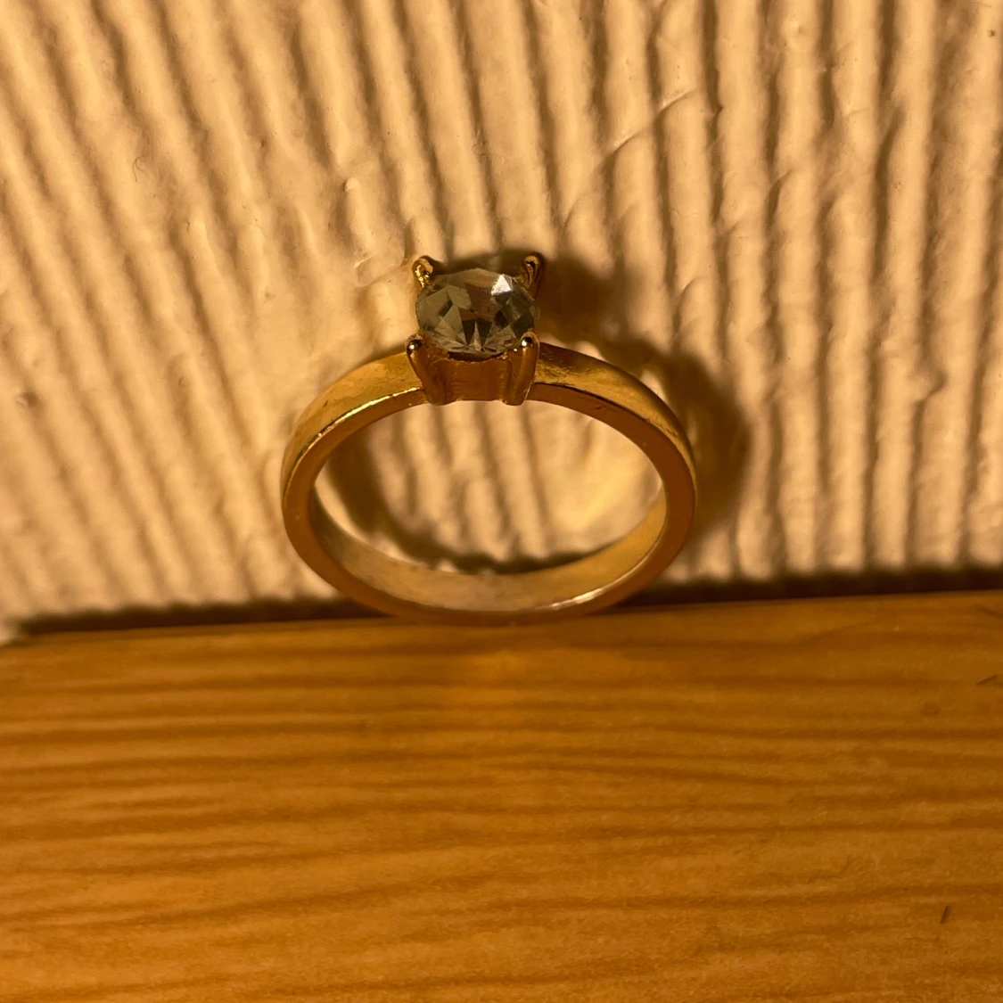 Guldfärgad ring med nitar - 3