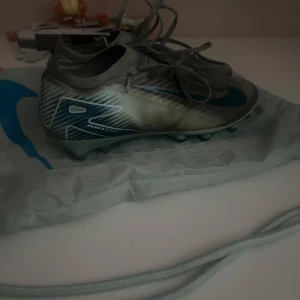 Blå Nike fotbollsskor - Är använda i tre månader men är ändå i bra skick säljer för 2000 eller så kan vi diskutera påse ingår 