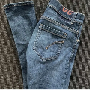 Dondup jeans  - Snygga blå jeansbyxor från exklusiva märket dondup. Perfekta för en avslappnad stil. De har en rak passform och är tillverkade i slitstarkt denim. Storlek 30, hör av er vid minsta fundering. Mvh 