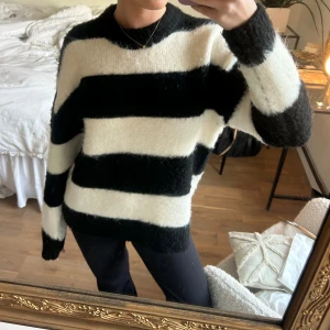 Randig tröja i svart och vit - Mysig randig tröja i svart och vit. Använd endast två gånger därav i ett mycket bra skick.💕