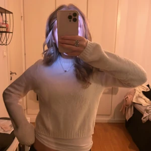 Vit stickad tröja från stradivarius❤️‍🔥 - Jätte mysig vit stickad tröja från Stradivarius. Som är croppad. Fint att ha något linne under med någon detalj som syns!  Tröjan har långa ärmar och en rund halsringning. Använd fårtal gånger! 