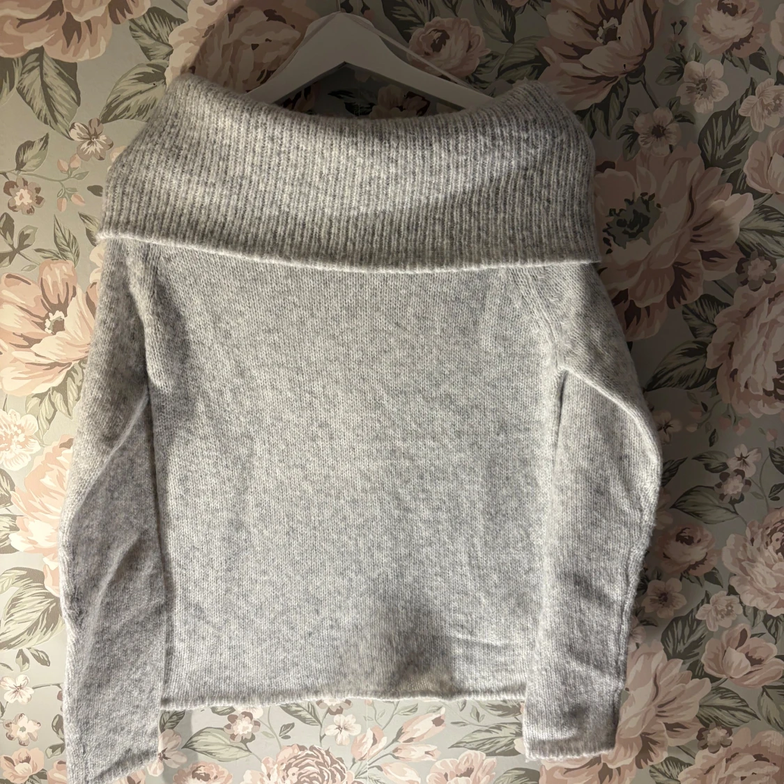 Grå stickad offshoulder tröja