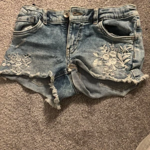 Jeansshorts  - Jeansshorts från Lindex med tryck, Low/mid waist!