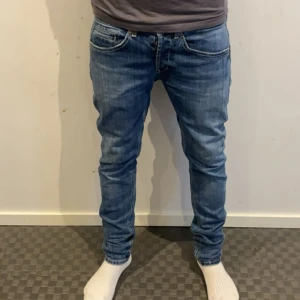 Dondup jeans - Säljer ett par Dondup jeans. Färgen är blå och storleken är W30 men sitter lite mindre. Modellen på jeansen är Dondup George. Skriv gärna vid minsta funderingar angående jeansen. 