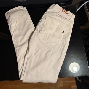 Dondup George - Riktigt stilrena hel vita jeans från dondup i nyskick, hör av dig vid frågor! 👍