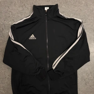 Adidas zip up - Vintage zip up från adidas. Har snören längst ner så man kan få en mer croppad stil på den