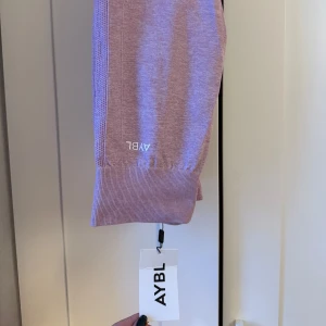AYBL seamless leggings - Helt oanvända (prislappen kvar) träningsleggings från AYBL i en jättefin rosa/lila färg. Storlek S men de är stretchiga så de passar både mindre och större. Sista bilden visar hur de ser ut på.