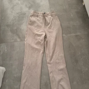 Kostymbyxor - Ifrån ginatricot, insydda i midjan.