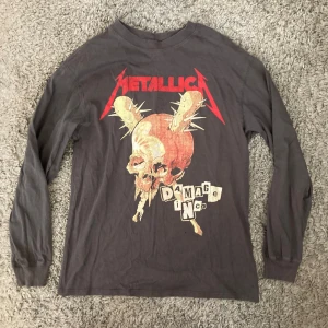 Långärmad Metallica tröja  - Grå Långärmad Metallica tröja i strl XS. Tröjan är begagnad och är i gott skick förutom ett litet hål som syns på bild tre. Meddela gärna angående eventuella frågor. :)