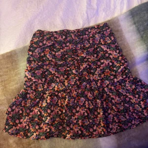 Loavies kjol i nyskick  - Säljer en kjol från Loavies som endast är använd en gång. Kjolen är i ett blommigt fint mönster, strl XS, perfekt till våren & sommaren! Säljer för 40:- 🩵