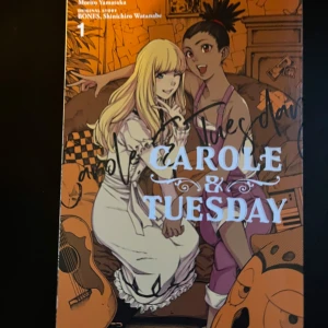 Carole & Tuesday Vol. 1 - Manga om Carole och Tuesday, två tjejer som drömmer om att slå igenom i musikvärlden på Mars. Baserad på en anime av Shinichiro Watanabe. Perfekt för fans av musik och science fiction.