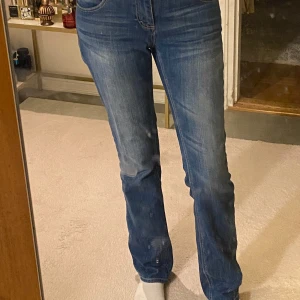 Bondelid jeans - Midwaist Bondelid jeans, har tagit dom till en skräddare där han sydde in dom ovanför bakfickorna. Står inte någon lapp om storlek men skulle säga att dom passar som M. Midja tvärs över: ca 41 cm Innerbenlängd: ca 84cm