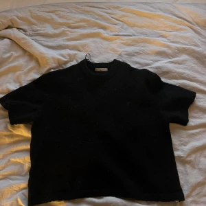 Svart tröja från Gina Tricot - Säljer en stickad t-Shirt från Gina, använd ca 3 gånger för tycker den är lite liten, skulle säga att de är en xs-s och inte m men det beror på hur man vill att den ska sitta