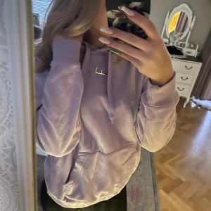 Ljuslila hoodie - Mysig ljuslila hoodie med känguruficka och justerbar huva. Perfekt för en avslappnad stil.