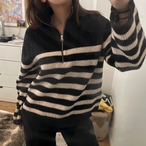 Randig tröja från & Other Stories - Säljer en så snygg randig tröja från & Other Stories, har blivit lite nopprig (se bilder) men har mycket kvar att ge!!🩷🩷 Tröjan har en dragkedja vid halsen och långa armar, helt perfekt för skolan 🧚🫶Säljer massa andra stickade tröjor också från & other stories m.m. 🩷🩷