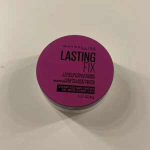 Maybelline Lasting Fix Loose Setting Powder - Maybelline Lasting Fix är ett löst puder som ger en matt finish hela dagen. Perfekt för att fixera smink och minska glans. Kommer i en kompakt burk med skruvlock. Använd några gånger men finns fortfarande kvar en massa.