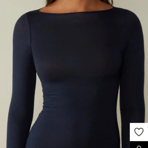 Mörkblå intimissimi topp - Snygg mörkblå långärmad topp med en tight passform. Perfekt för en stilren look. Endast använt vid ett fåtal gånger. Skriv för egna bilder eller frågor!💗