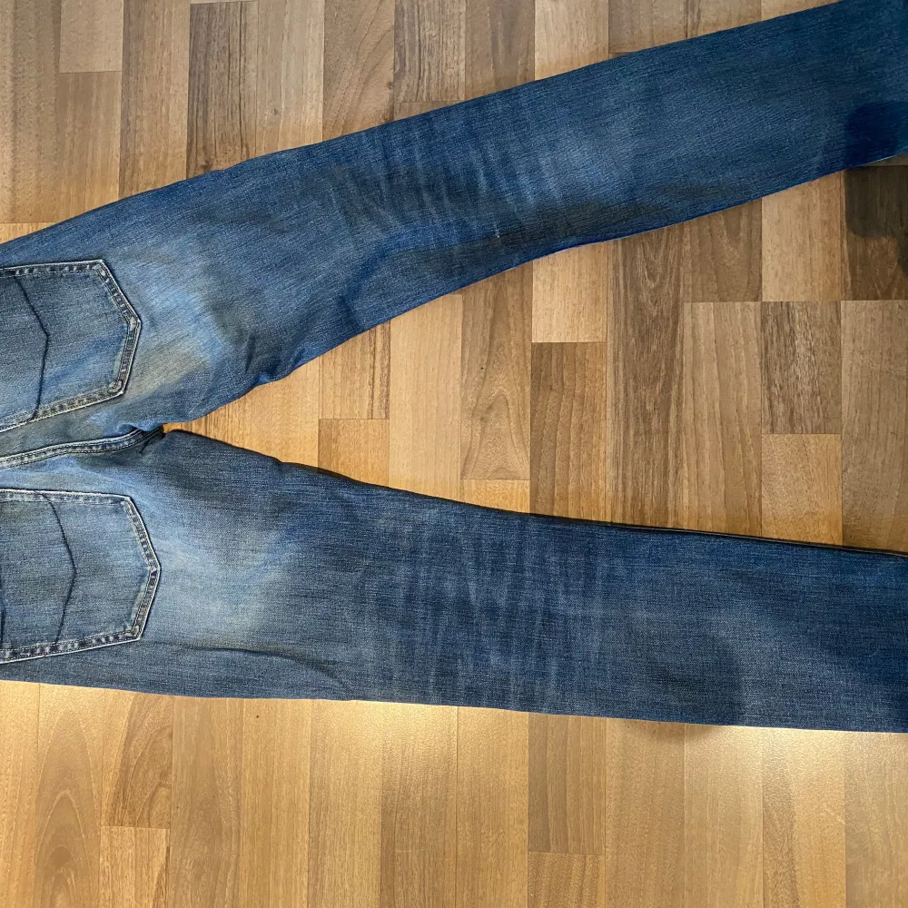Jag säljer dessa snygga crocker jeans i storleken 25/30. Passformen är slim fit och modellen heter 310. Farkut & Housut.