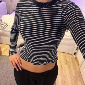 Randig långärmad topp från Brandy Melville - Säljer en snygg randig topp från Brandy Melville. Storlek: xs-s. Om du har några frågor, vänligen kontakta mig på engelska🥰