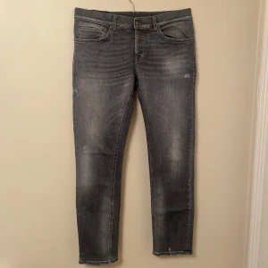 Dondup george jeans - Sjukt snygga dondup george jeans. Storlek 36, skriv för bilder på och för passform. Nästan helt nya. Defekterna är design. Skriv vid funderingar! 