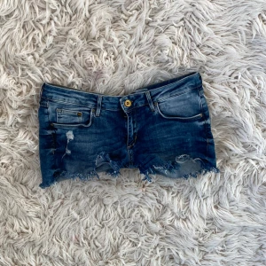 Två shorts - Säljer två shorts, båda de vita och de blåa💞 KOLLA IFALL NÅGON AV DESSA SEPARATA ANNONSER REDAN ÄR SÅLDA INNAN DU TRYCKER PÅ KÖP NU!