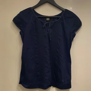 Mörkblå blus från Eddie Bauer - I tunn bomull med broderat mönster mitten fram