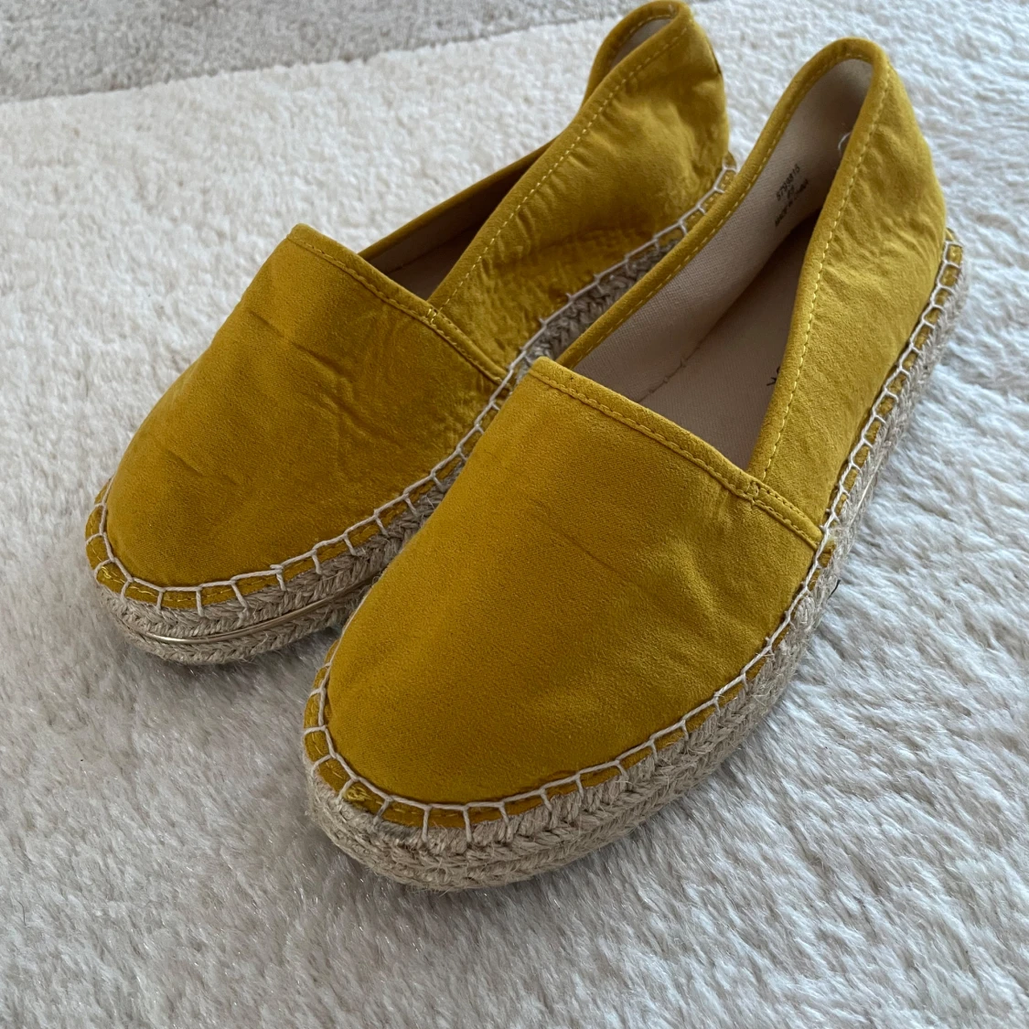 Gula espadrillos från New Look - 90