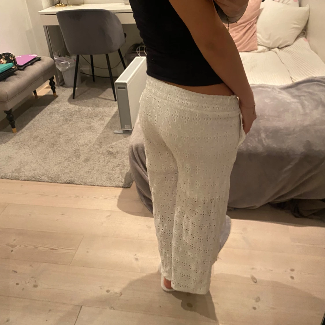 Lågmidjade vita broderade byxor  - 91