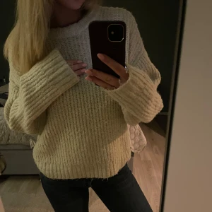 Beige stickad tröja - Mysig beige stickad tröja med långa ärmar och en avslappnad passform. Perfekt för kyliga dagar och ger en stilren look. Passar bra till jeans eller kjol. Inte nopprig, använd endast en gång.