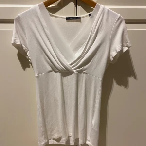 Vit topp - Snygg vit omlottopp/blus från Esprit med korta ärmar och v-ringad design. Står xs men skulle säga att den passar bättre s.💕