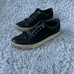 Lanvins - Ett par sköna Lanvins! | Är i använt skick så finns några tecken på användning som går att se på bilderna, men inget större👍! | UK 9 motsvarande 43 men kan passa lite större också. | Ställ gärna frågor innan du köper!