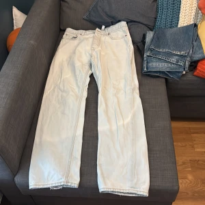 Weekday space jeans - Säljer dessa weekday space jeans. De är i ett ganska bra skick bortsett från att de är slitna vid botten av dem. Storlek W31/L32