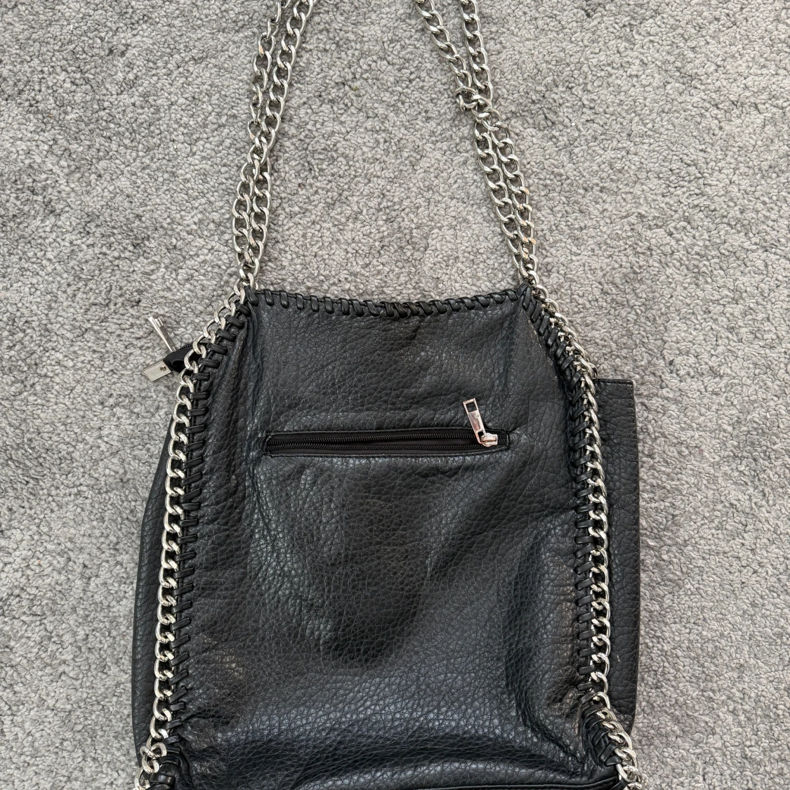 Tiamo Svart axelväska med kedjedetaljer - 90