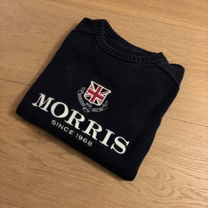 Morris Tröja - Skön Mörkblå Morris Sweatshirt. Storlek S. Inga defekter. Hör av dig vid frågor eller liknande✌️