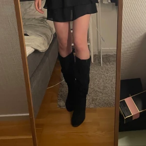 Svarta stövlar/boots - Så snygga stövlar med hög klack, använda 4 gånger🫶 materialet är mocka, nypris 1200kr!