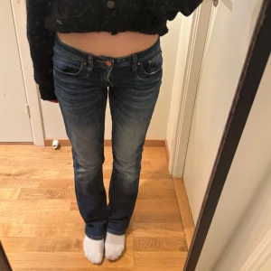 Blå jeans med bootcut - Lågmidjade LTB jeans, storleken är 27/32 men motsvara 36. De är använda men i bra skick och väldigt bra kvalité, defekter finns på bilderna!