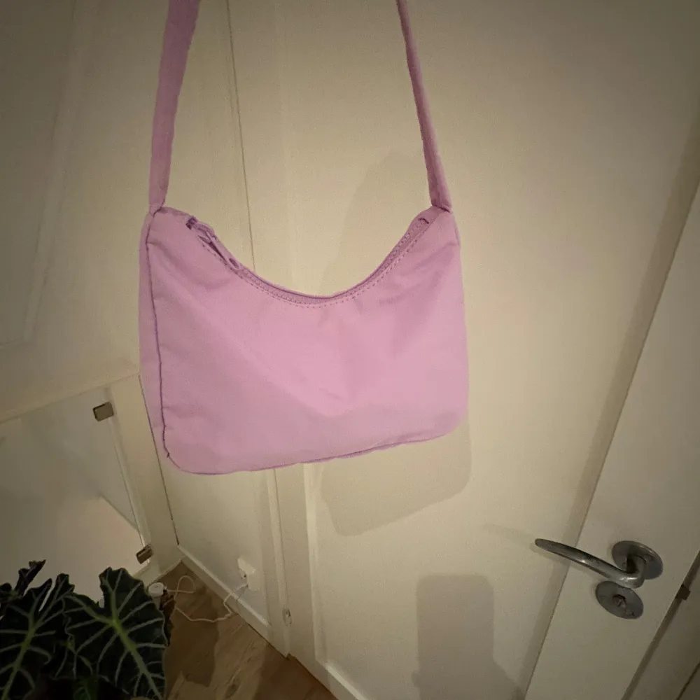Fin lila väska som endast är använd fåtal gånger. Superfin nu till våren men även året om!. Laukut & Käsilaukut.