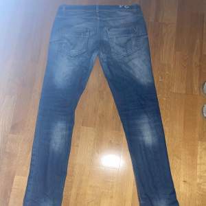Feta dondup jeans i slim fit, skön tvätt.  storlek 34 men är rätt små i storlek så typ som 32.    Lite små hål här o där Hör av er vid fler frågor  