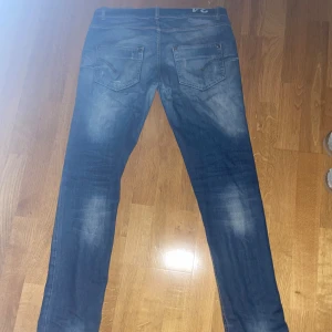 Dondup jeans slim fit - Feta dondup jeans i slim fit, skön tvätt.  storlek 34 men är rätt små i storlek så typ som 32.    Lite små hål här o där Hör av er vid fler frågor  