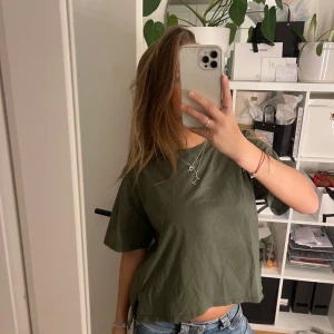 Grön t shirt Zara - Basic t shirt från Zara 