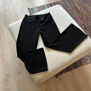 Låg/mellanmidjade kostymbyxor - Snygga lågmidjade kostymbyxor i nyskick som tyvärr är för små för mig😭 Supersnygg knäppning där fram ! De är tillverkade i ett mjukt och bekvämt material. Har även pressväck längst med benen.