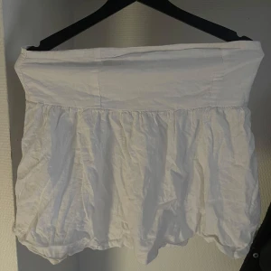 Vit topp från BikBok - Det ser ut som en kjol när jag hängde den på galjen men de är en vit tubtopp i linne material köpt förra sommaren. jättesnygg då den sitter tajt upp till och faller ner fint nertill