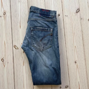 Dondup jeans - Snygga blå jeans från Dondup med feta slitningar. De är storlek 31W. Skriv vid frågor eller funderingar🤝priset kan diskuteras