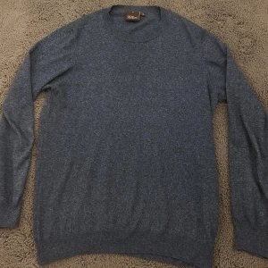 Oscar Jacobsson tröja  - Säljer denna Oscar Jacobsson tröjan som är i ett jätte fint skick, nypris ca 1200 mitt pris endast 499, hör av er vid minsta lilla fundering! 