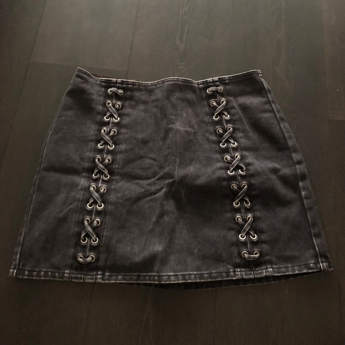 Svart kjol med snörning från H&M