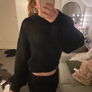 Svart stickad tröja - svart jättesnygg stickad tröja med puffiga ärmar, skriv för frågor💗