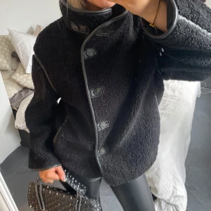 Teddy jacka  - Super populär Teddy jacka som är slutsåld 🤎🤎 strl m men passar även s/xs 🤎🤎!!!