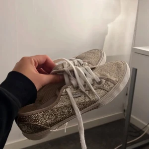 Glittriga skor - Så snygga guld glittriga skor🌟🌟