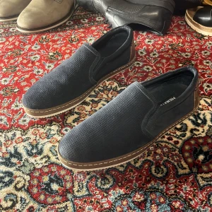 Blå loafers från Premiato - Snygga blå loafers från Premiato med en stilren design. Skorna har en bekväm passform och en vit sula som ger en fin kontrast. Perfekta för en avslappnad stil.