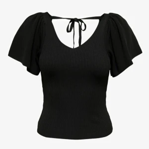 Svart topp - Snygg svart ribbad topp med korta puffärmar och knytband i ryggen. Toppen har en v-ringad design och är perfekt för en stilren look. Använd ca 2ggr